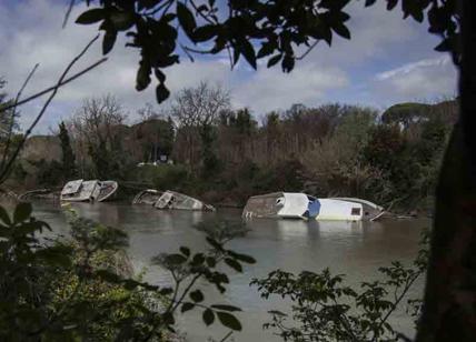 Fiumicino, il Tevere diventa cimitero di barconi. Ma la Regione non ha fondi