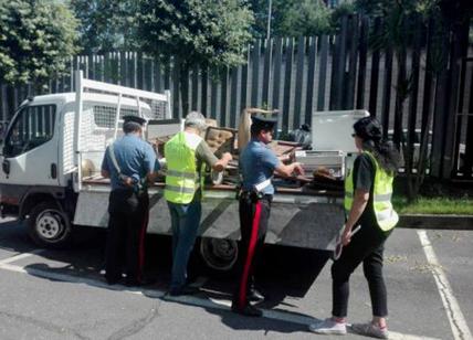 Svuota cantine smaltiva rifiuti speciali gettandoli in strada: denunciato