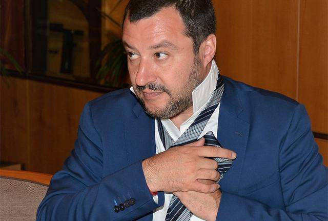 SCHIAFFO 2 - Matteo Salvini, ministro degli Interni. Dopo 25 anni lascia il consiglio comunale di Milano. Sbagliato. Anche se non ci andava mai per questione di tempo, è come tagliare le radici con la città che lo ha lanciato. SCHIAFFO 2 - Matteo Salvini, ministro degli Interni. Dopo 25 anni lascia il consiglio comunale di Milano. Sbagliato. Anche se non ci andava mai per questione di tempo, è come tagliare le radici con la città che lo ha lanciato.