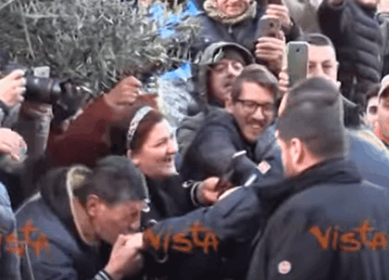 Salvini come il Messia, ad Afragola c'è chi gli bacia la mano