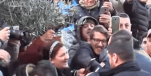 Salvini bacia mano