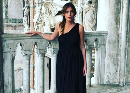 Maria Elena Boschi in abito lungo nero a Venezia. Il look che incanta. FOTO