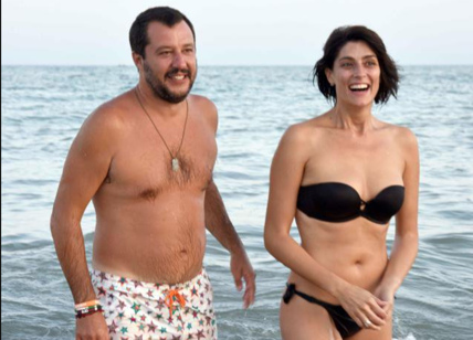 Salvini desnudo: quella pancetta ostentata che conquista il popolo