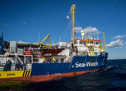 Migranti/ Libia, Sea Watch soccorre 53 persone. Salvini: "Come scafisti"
