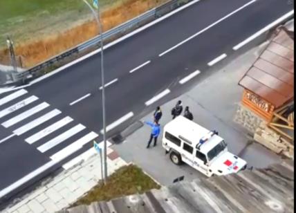 Migranti scaricati dalla Gendarmerie a Claviere. Il nuovo video di Salvini