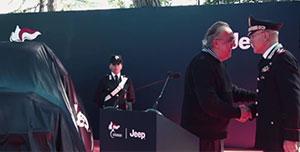 Sergio Marchionne consegna la Jeep Wrangler all'Arma dei Carabinieri video