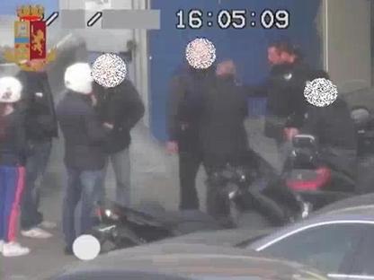 Spaccio di droga a Milano, anche un poliziotto tra i 23 arrestati. VIDEO