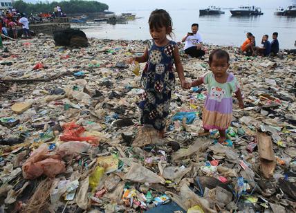 Indonesia, emergenza spazzatura nella baia di Lampung