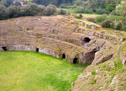 Teatri di pietra, show nell'anfiteatro di Sutri: Sgarbi parte con Spartacus