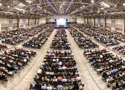 Testimoni di Geova, al via la tre giorni di congresso: folla da 10 mila