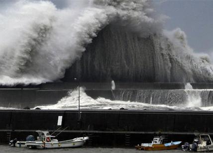 Giappone, arrivato il super tifone Nagibis: investita la costa