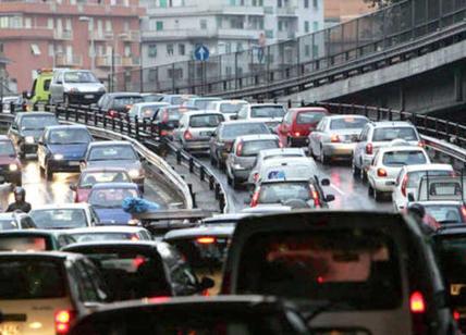 Traffico da incubo, Roma meglio solo di Bogotà. E Salvini “pugnala” la Raggi