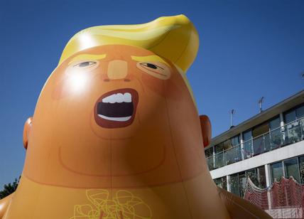 Londra, mega pupazzo di Trump: protesta per la vistita del presidente Usa