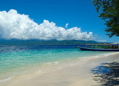 una spiaggia dell'Indonesia ape