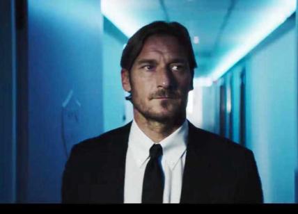 Venom contagia la AS Roma. De Rossi cambia pelle, il cameo di Totti. IL VIDEO