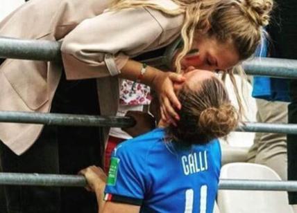 Il bacio di Aurora e i pregiudizi sconfitti dal calcio femminile Il bacio di Aurora e i pregiudizi sconfitti dal calcio femminile
