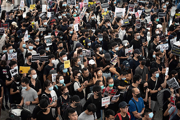 Hong Kong, gli organizzatori: 1,7 milioni di partecipanti alla protesta