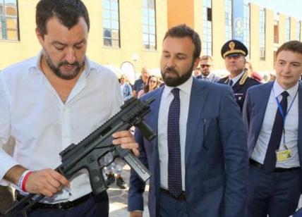 Salvini e la foto col mitra; il ministro blinda Morisi: "Polemiche sul nulla"