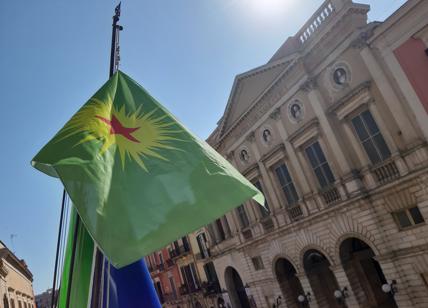 Barletta, solidarietà al popolo curdo: issata la bandiera a Palazzo di Città