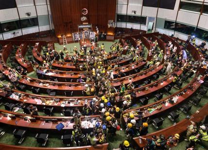 Hong Kong: il Parlamento resterà chiuso per 2 settimane