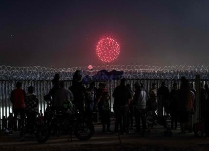 Confine USA-Messico, i migranti si riuniscono per vedere i fuochi d'artificio