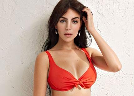 Georgina Rodriguez sexy bikini rosso: testimonial per Yamamay Beachwear. FOTO
