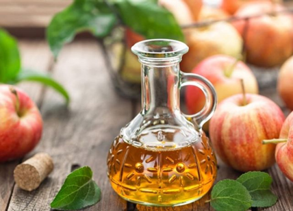 Bere aceto di mele a digiuno fa male? Rischi per ossa, bocca, cuore e farmaci