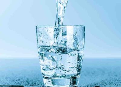 acqua alcalina ionizzata foto