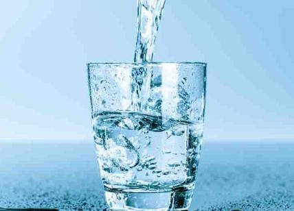 Acqua alcalina ionizzata, tutti i benefici: acqua rivoluzionaria anti age