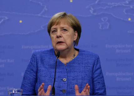 Merkel seduta agli inni nazionali. Nuove preoccupazioni per la sua salute