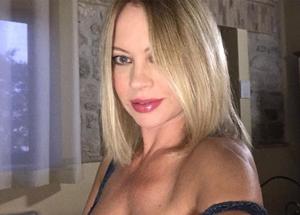 ANNA FALCHI, LA SCOLLATURA FA DIMENTICARE LA PIOGGIA. Foto delle vip