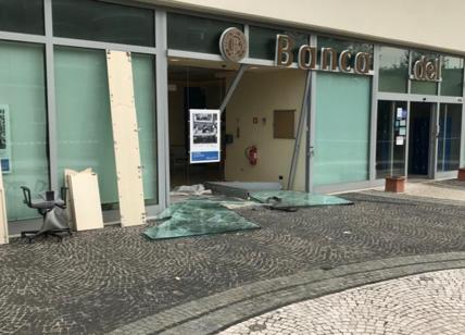 Auto ariete sfonda vetrata della banca: banda di ladri scappa con 40mila euro