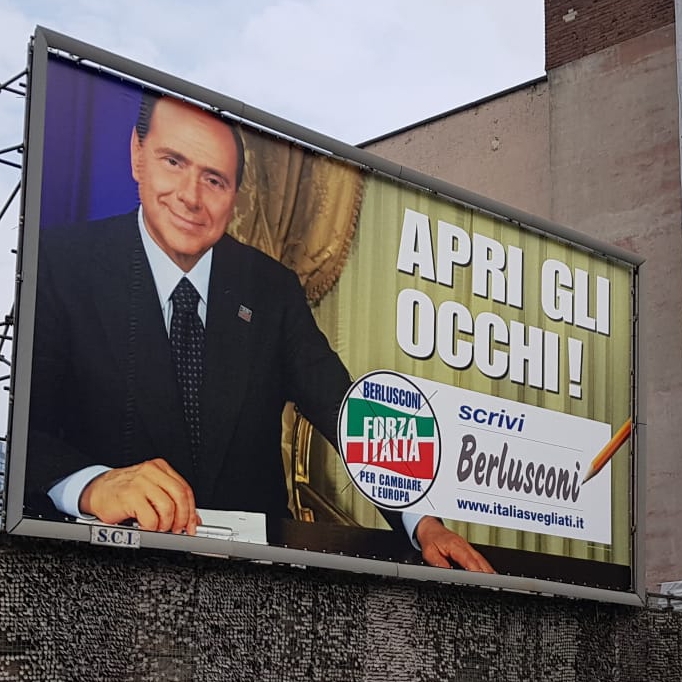 Forza Italia,ecco i nuovi manifesti di Berlusconi: ma guardate bene la foto...