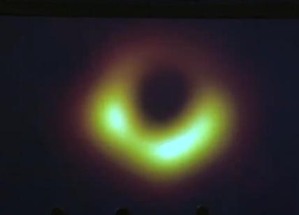 Spazio, prima immagine della storia di un buco nero in diretta nel mondo. FOTO