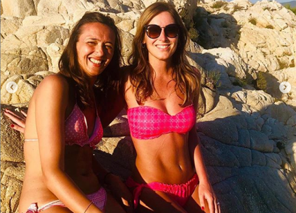 Maria Elena Boschi, bikini da urlo al mare e selfie con le amiche