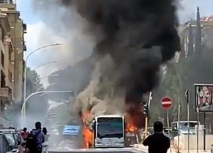 Atac nel caos, esplode un altro bus: panico sull'Appia Nuova. Traffico in tilt