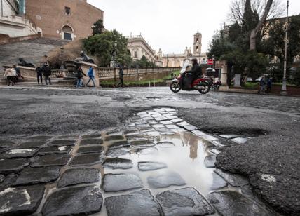 Buche Roma, soldi per le strade usati come bonus per vigili: pm apre inchiesta