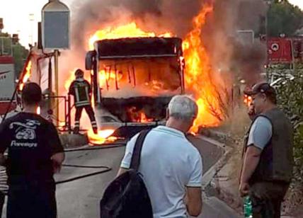 Atac, bus a fuoco su via Palmiro Togliatti: “Era in servizio dal 2005”