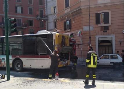 Atac, bus a fuoco in pieno centro di Roma: è il primo “flambus” di luglio