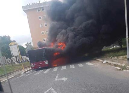 Miracolo Atac: bus va a fuoco a Tor Bella Monaca col motore spento da un'ora