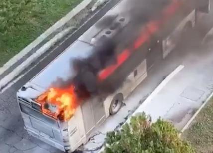 Scandalo Atac, bus a fuoco sulla Bufalotta: il mezzo era in servizio dal 2003