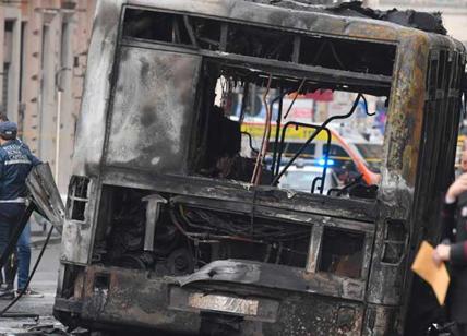 Atac, a fuoco un altro bus: principio d'incendio sullo 04 ad Ostia Antica