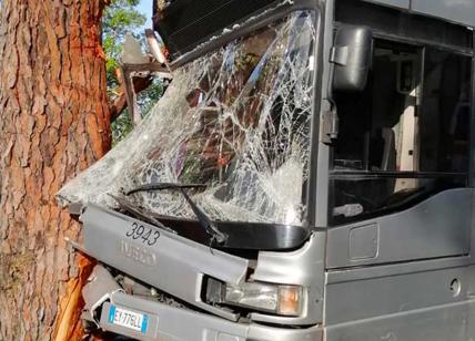 Roma, autobus contro albero: 40 feriti. A Furio Camillo scale mobili ko