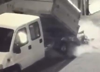 Rifiuti, camion beccato dalle telecamere a scaricare calcinacci: denunciato