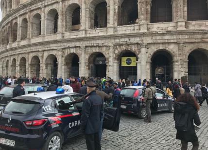 Caos Colosseo, blitz dei carabinieri tra i turisti: multe e denunce ad abusivi