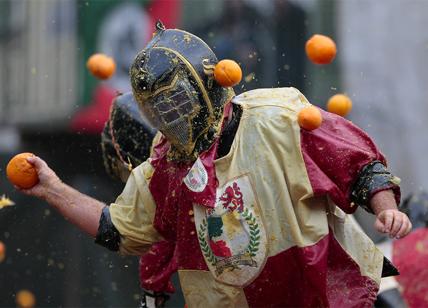 Carnevale, a Ivrea la battaglia delle arance