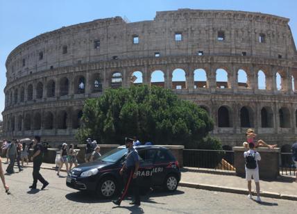Colosseo sfregiato, turista americano incide proprio nome sul muro: denunciato
