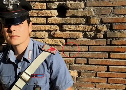 Colosseo sfregiato, turista uruguaiano incide il suo nome sul muro: denunciato