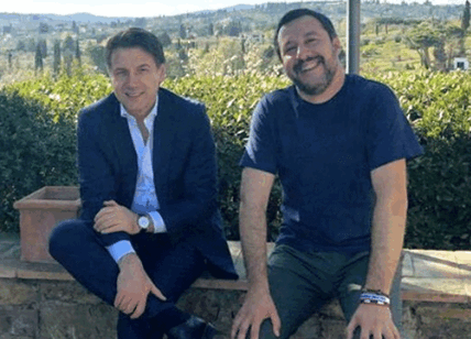 Governo allo sbando, Conte molla Renzi per Salvini: "Quota cento non si tocca"