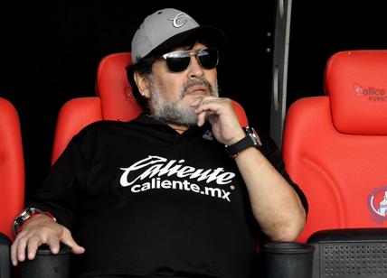 Maradona operato per un coagulo al cervello: intervento riuscito, "sta bene"